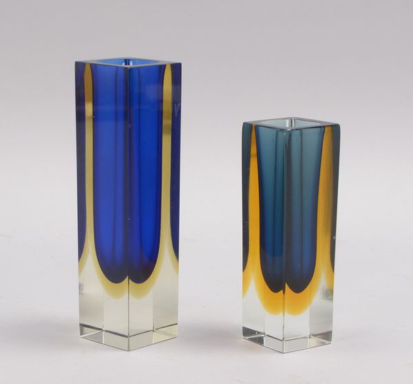 2 Tischglasvasen (Murano), Vierkantkorpus; Höhe 14 cm/Höhe 18 cm