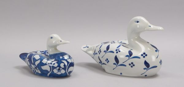 Gallo Design, 2 Porzellanfiguren 'Enten', jeweils mit Handbemalung in Blau/Weiß
