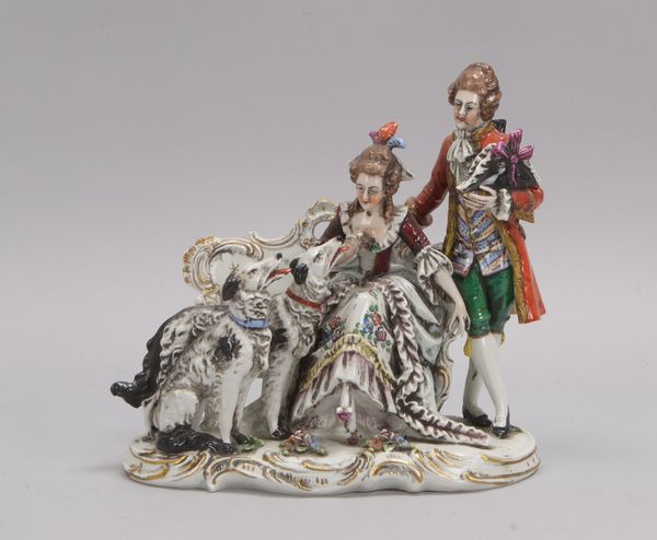 Capodimonte/Neapel, 'Galantes Paar mit zwei Hunden', bemalt und vergoldet