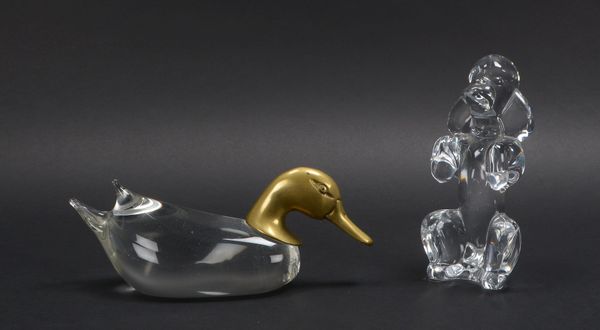 2 Glasfiguren, Klarglas: 'Hund', signiert 'Sèvres'; und 'Ente', mit Messingkopf