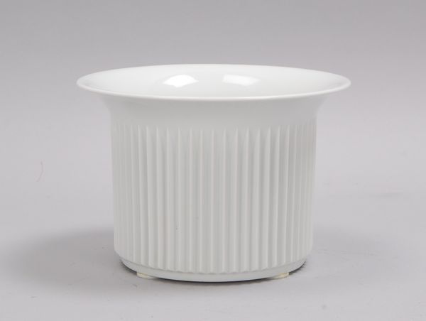 Meissen (I. Wahl), Übertopf, Weißporzellan, gerippte Wandung