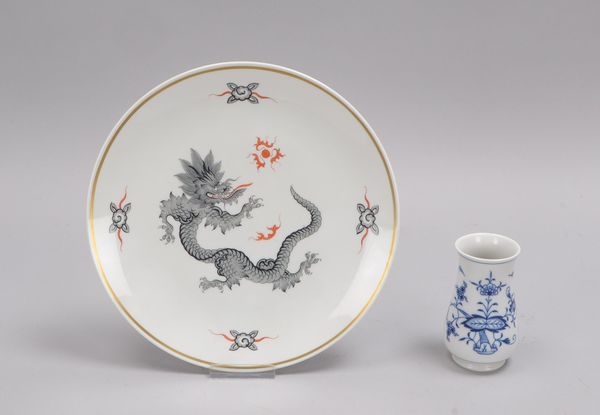 Meissen (I. Wahl): Wandteller mit Drachendekor; und Vase, Zwiebelmuster