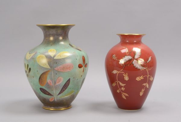 2 Porzellanvasen: Rosenthal, 'Teheran'; Fürstenberg, Blumendekor auf Lachsrot
