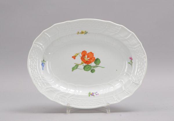 Meissen (um 1924-1934, 2-gestr.), Porzellanplatte, Reliefrand/Blumendekor