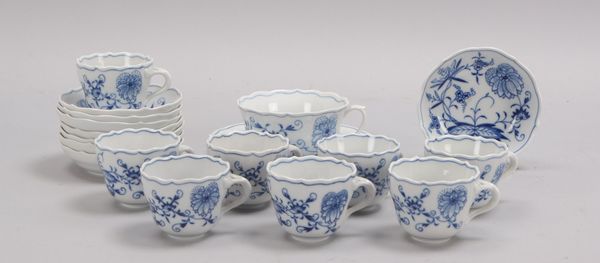 Meissen (I. Wahl), 8x Mokkatassen, 1 Teetasse, mit Untertassen, Zwiebelmuster