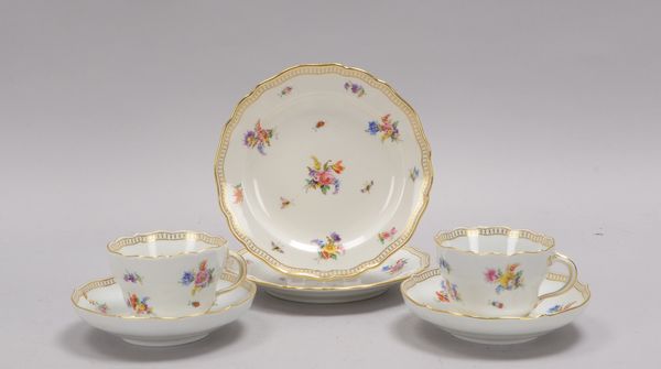 Meissen (Knaufzeit, I. Wahl), 2 Kaffeegedecke, mit Streublümchendekor, Goldbordüre und Goldrand