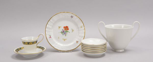 KPM Berlin, kl. Tischporzellan-Konvolut: div. Servierteile/1 Henkelvase