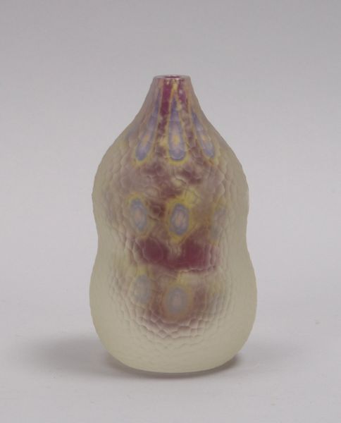 Designer-Glasvase/Kunstobjekt, innen plast. farbiger Kelch/außen farbloses Glas