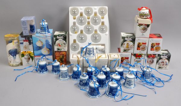 Hutschenreuther, Konv. Weihnachtsbaumschmuck, ca. 50-tlg., versch. Kugeln/Glocken