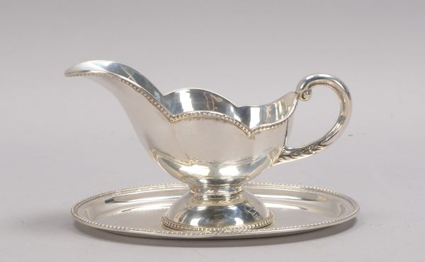 Sauciére, 925 Sterlingsilber, mit Perlrand, auf dekorgleichem Tablett