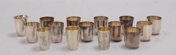 Wilkens, kl. Sammlung Schnaps-/Wodkabecher, überw. 835 Silber; 300 g