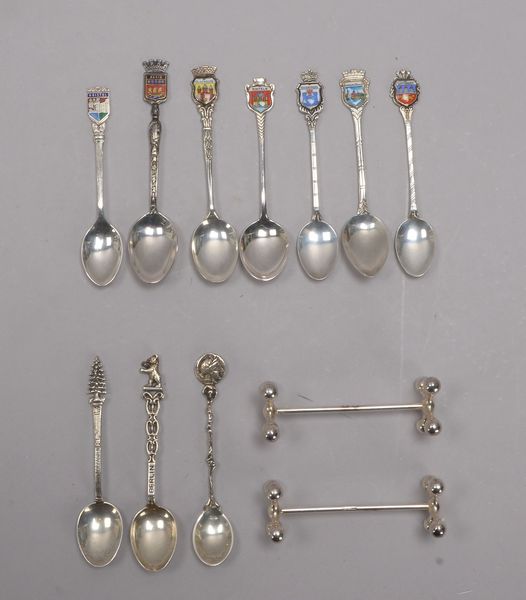 Kl. Silberteile-Konvolut: Sammlung Andenkenlöffel, 2x Messerbänkchen; Gewicht 166 g
