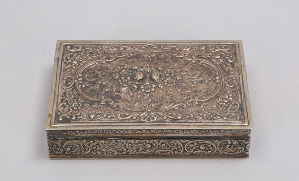 Deckeldose, 800 Silber, mit Reliefdekor, mit scharniertem Deckel; Gewicht 432 g