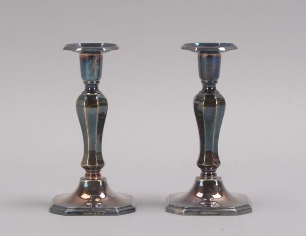 Paar Tischkerzenleuchter (Schweden), 830 Silber (mehrfach punziert) - gefüllt; Höhe 15 cm