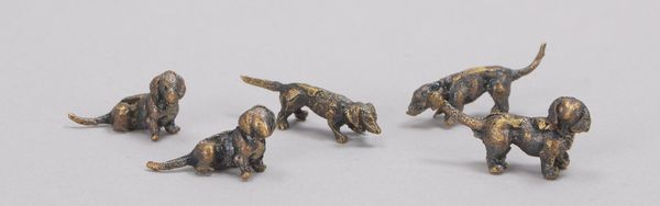Bergmann, Franz Xaver (1861 - 1936), kleine Sammlung Wiener Bronzen, Miniatur-Dackelfiguren, 5 Stück