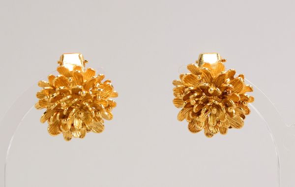 Paar Ohrclips, 750 GG (gestempelt), in Blütenform; Durchmesser Ø 20 mm, Gewicht 17 g
