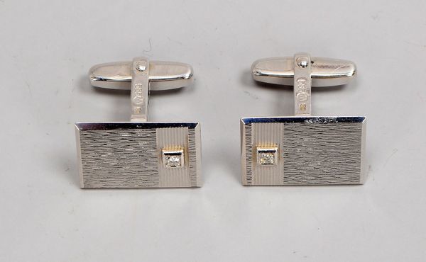 Paar Manschettenknöpfe, 585 GG (gest.), profilierte Platte/strukturiert, mit Diamant