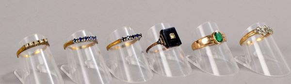 Kleines Ringe-Konvolut, 333 GG, mit diversem Schmucksteinbesatz, 6 Stück
