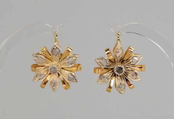 Paar Ohrhänger, 12 kt Gold/Silber, Blütenform, mit Diamantrosen; Ø 20 mm