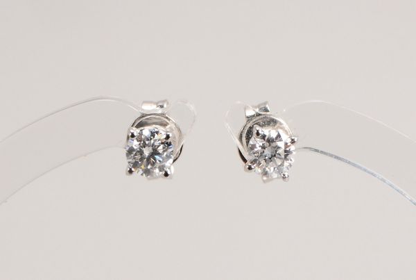 Paar Ohrstecker, 750 GG (gest.), mit Brillant/zus. ca. 0,50 ct; Gewicht 1,08 g