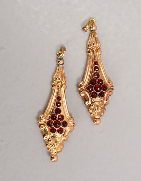 Paar Ohrhänger (Biedermeier), 585 RG (gepr.), mit Granatbesatz; Länge 4,5 cm