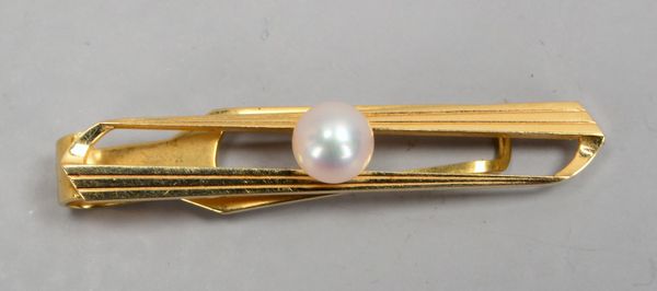 K. Mikimoto/Tokyo, Krawattenklammer, 14 kt Gold, besetzt mit einzelner Zuchtperle; Länge 5 cm, Gewi