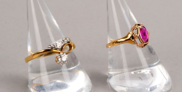 2 Ringe, jeweils 585 GG, mit Diamantbesatz/Rubinbesatz; RG 54 und RG 48