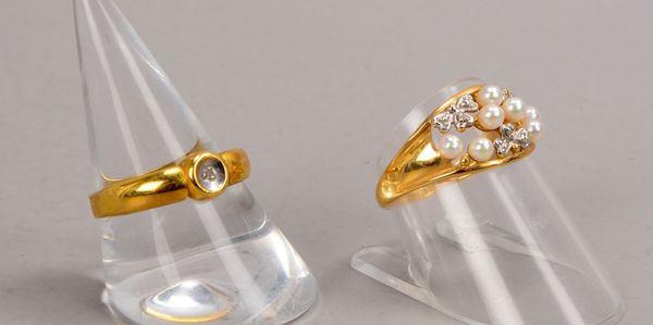 2 Ringe, 585 GG (gest.), versch. Ausf.: 1x Perlenbesatz, 1x Diamantsplitter
