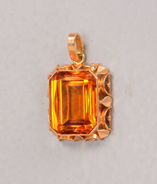 Anhänger, 585 RG-Fassung, besetzt mit einzelnem Saphir(?), Stein im Scherenschliff, Farbe Orange; Ma