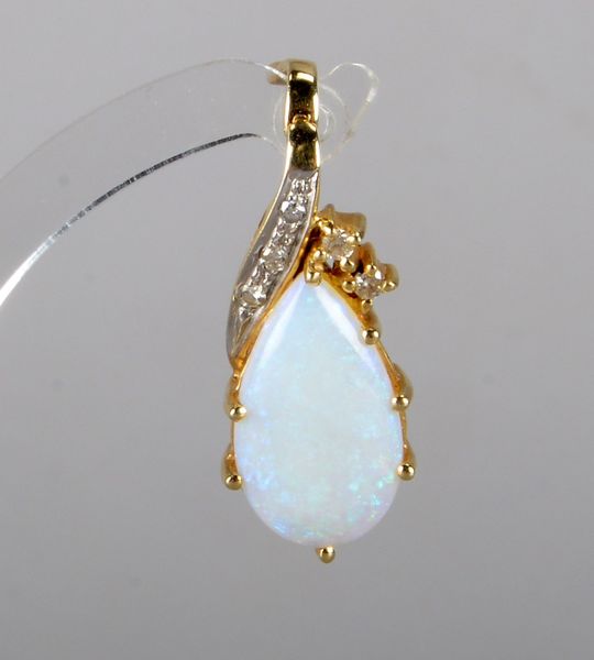 Anhänger, 585 GG-Fassung mit Opalbesatz, tropfenf. Cabochon, und 5x Diamanten