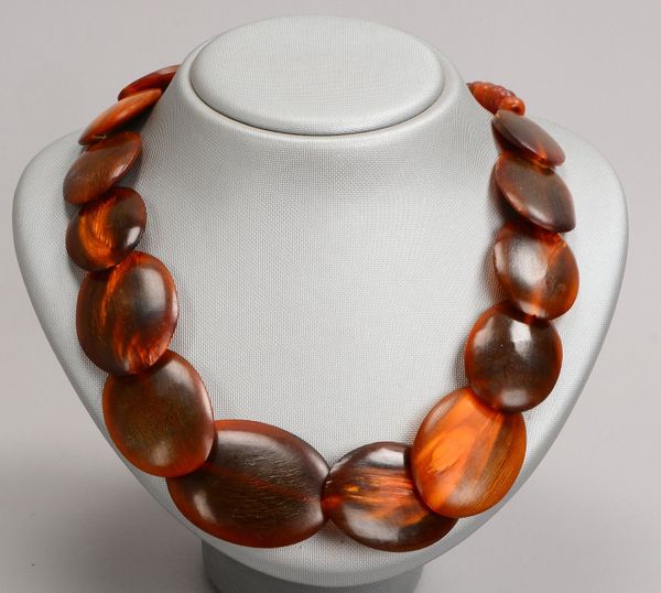 Collier (Ethnoschmuck), Besatz aus Hornplättchen und Hornperlen; Länge 50 cm