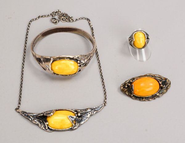 Schmuckset, 4-tlg., 835 Silber, mit Bernsteinbesatz im Cabochonschliff