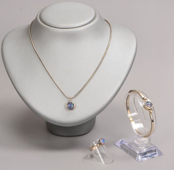Silberschmuckset, 3-tlg., mit Opalbesatz: Halskette, Armreif und Ring; Gew. 24,5 g