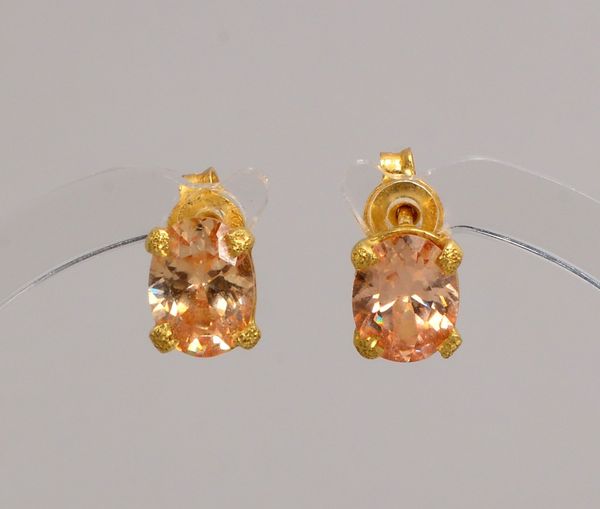 Paar Ohrstecker, 750 GG (gestempelt), mit je einzelnem ovalem Turmalin(?)