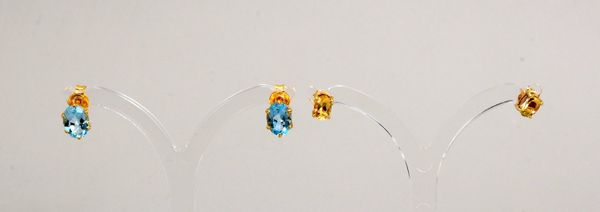 2 Paar Ohrstecker: 1x 375 GG, mit Blautopas; 1x 925 Sterling/verg., mit Beryll
