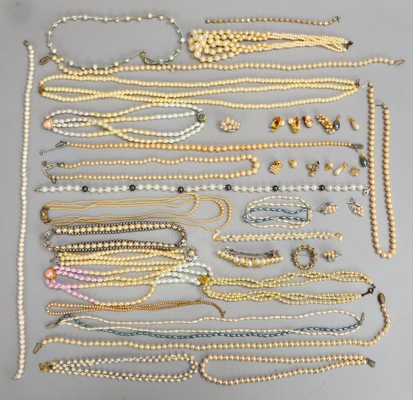 Perlenschmuck-Konvolut, versch. Ausf.: Halsketten, Armbänder, Broschen, u.a.