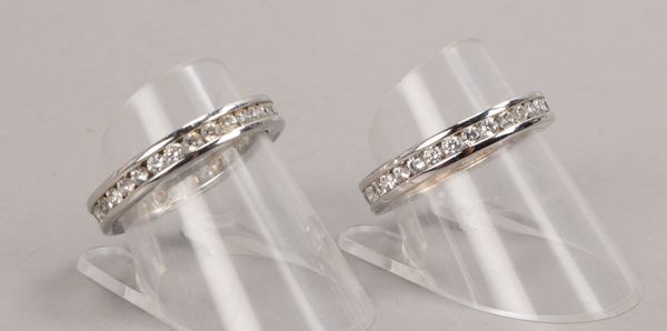 2 Silberringe, 925 Sterlingsilber, mit Zirkonbesatz(?) - in Memoryring-Art