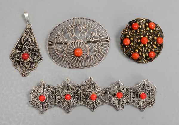 Silberschmuck-Konvolut, jeweils mit Korallenbesatz, 4 Teile: je einzelnes Armband und einzelner Anhä