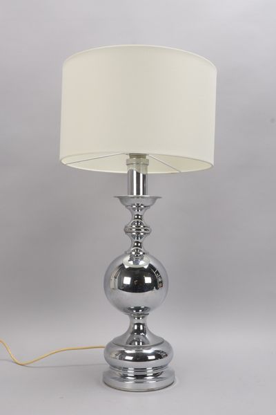 Tischlampe, 1-flammig, verchromter Balusterfuß, mit Schirm; Höhe 76 cm
