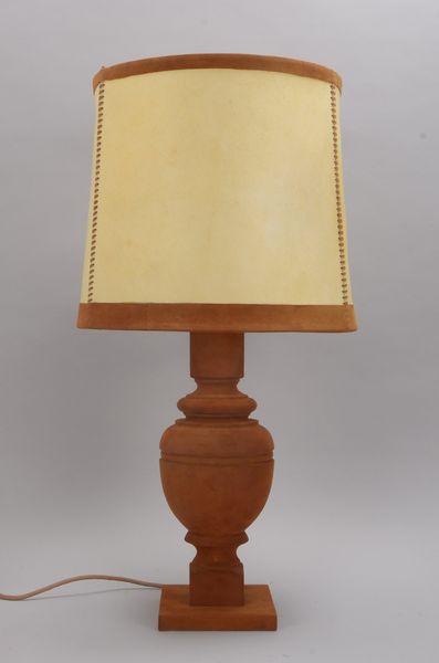Charlotte Wawer/Harz, Tischlampe, mit Lederschirm; Höhe 77,5 cm, Durchmesser Schirm Ø 35 - 40 cm