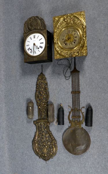 2 Comtoise/Burgunderuhren (Frankreich), mit Messingblech-Ummantelung - handgetrieben, mit korrespond