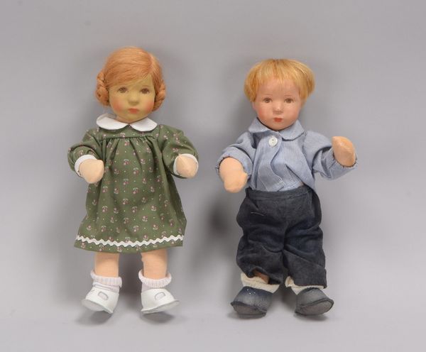 Paar Käthe Kruse-Sammlerpuppen, 'Mädchen' und 'Junge', mit Stoffkörper
