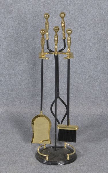 Kaminbesteck, 4-teilig, im Ständer, Höhe 88 cm; dazu 2x Holzeimer