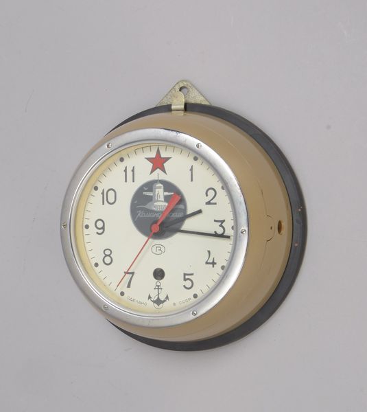 Schiffsuhr (Russland, 20. Jh.), im runden Metallgehäuse/lackiert
