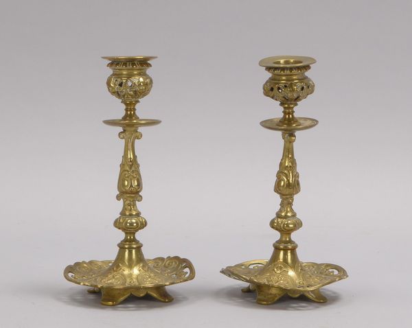 Paar Kerzenleuchter, Bronze, mit Reliefdekor; Höhe 18 cm