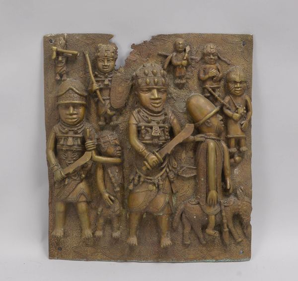 Bronzerelief (Benin), 'Kriegergruppe', quadrat. Form, zur Aufhängung