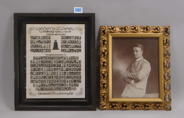 Sammler-Konvolut: Gedenktafel (II. WK) und Soldatenfotografie, hinter Glas