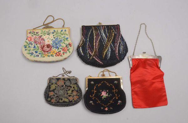 Kl. Damenhandtaschen-Konvolut (Biedermeier), teils mit Perlstickerei, 5 Stück