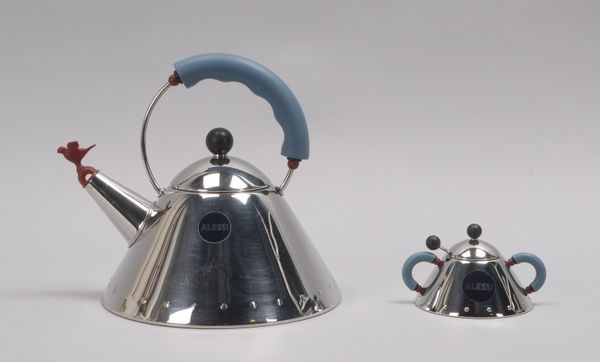 Alessi, Design-Wasserkessel, Entwurf: R. Sapper; dazu Zuckertopf/Löffelchen