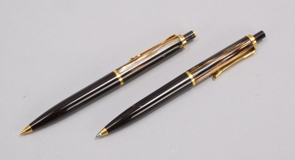 2 Sammler-Schweibwerkzeuge: Pelikan-Kugelschreiber und Druckbleistift, im oberen Teil bernsteinfarbe